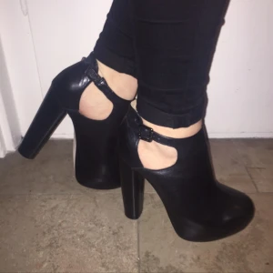  - 🔥 Sjukt snygga svarta högklackade skor! Platåsula, 13,5 cm klack och i äkta läder, storlek 39 / UK 6. Fint spänne med öppen sida. I nyskick, endast använda en gång, förutom fototillfället. Från Topshop Premium, nypris 1300 kr, säljes för 450 kr. Köparen betalar ev. frakt. 