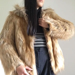  - Varm jacka i fuskpäls med sjukt snygg luva🔥 Har bara använt 1-2 gånger. FRAKT INGÅR: Jag fraktar, men vill helst att jackan hämtas i Göteborg. Passar den som bär på XS-S!!