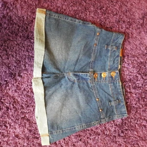  - Vintage high waisted jeans. Used 2 times. 