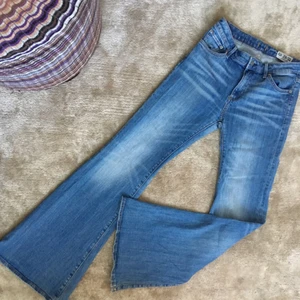  - mina älskade 70-talsjeans av modellen pow flare. TYVÄRR blev de för små och fick drf en reva i skrevet. vill verkligen inte slänga dem, så säljer dem ist billigt till ngn som orkar laga dem. utöver revan så är de som nya. kmr lägga upp många annonser närmsta tiden och ju fler plagg du vill ha, desto större mängdrabatt får du. möts upp i sthlm eller skickar om du betalar frakten.