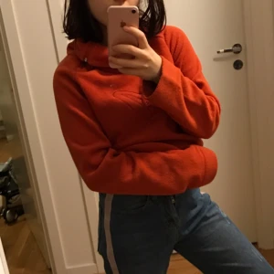  - Vintage Adidas Tröja. Har en polo eller turtleneck krage och en "burnt orange" färg. Jätte mysig och perfekt för vintern :) Den första bilden visar färgen bäst 😊