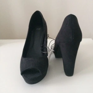  - Oanvända klackskor på 10cm, öppen tå och stilren klassisk stil! Köparen står för frakten. 