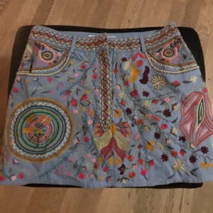  - Helt oanvänd Jättefin kjol från mango. 