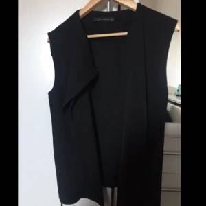  - Oanvänd väst / blazer från Zara. 