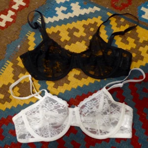  - Svart och vit spetsbh från H&M. Knappt använda, så som nya. 40 kr för en, 80 kr för båda :) frakt: 14 kr 🌺