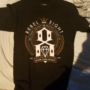  - Rebel 8 t-shirt storlek small. Köparen står för frakt 