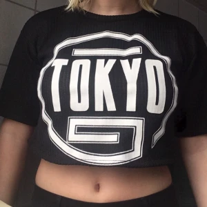  - Croptop från H&M! Bra slitstarkt material! Köparen står för frakten