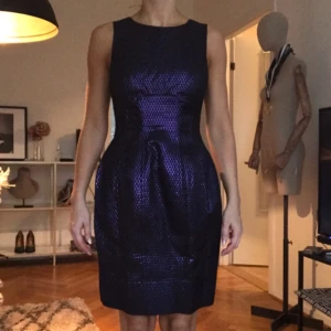  - Klänning ifrån HM Trend. Figursydd och "hård" i materialet. Har plast skenor i kjolen för att få en ballong form. Jag betalat frakt och har swish 