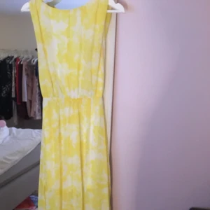  - Lång klänning med öppen rygg. Använd 2 gånger. Köparen står för frakt 