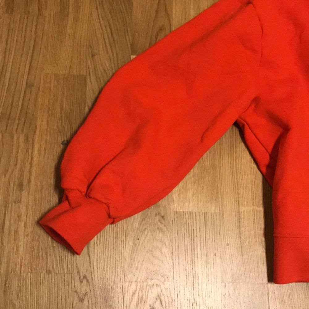 Tjock tröja från other stories med en orange fin färg endast använd 2 ggr. . Tröjor & Koftor.