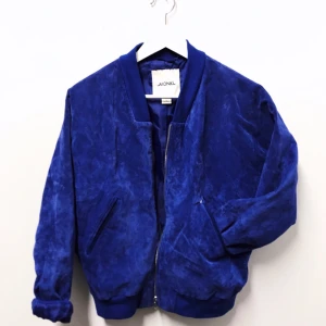  - Äkta mockajacka från Monki. Jackan har ett litet hål vid fickan. Säljes för 100kr, frakt tillkommer (kan även möta upp i Malmö). Betalning sker via swish 