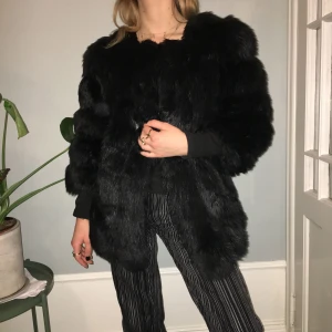  - Black faux fur!!  Superfint skick köpt för dubbla priset i gullig affär i Bangkok förra vintern. ❤️