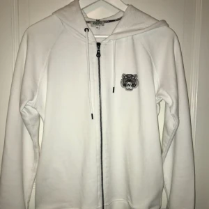  - Nypris 2400kr stor i storleken. använd 1 gång påväg hem från träning sedan endast testad hemma.   Oversized!!!