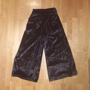  - Svarta sammets colottes (googlade). Vida sammetsbyxor som är kortare i benen. Står S men är XS. Passar nog också någon lite kortare än mig, jag är 172 cm. Dem är ca 83 cm långa från midja till benslut, och midjan med resår är ca 62-67 i omkrets. Helt nya!  Kan mötas på Söder i sthlm annars är frakt ca 45 kr.