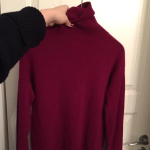  - Cashmere-polotröja från weekday. Suuuperskön och fin. Sparsamt använd. Köpt för 900kr 