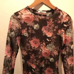  - Transparent tröja med blommor på, aldrig använd. 