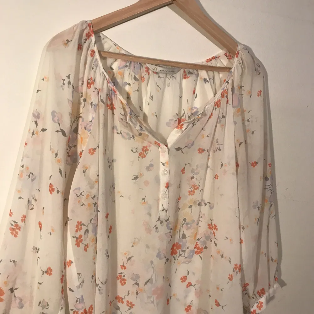 Floral blouse from Lauren Conrad. . Blusar.