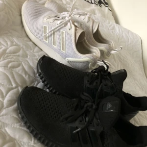  - Vita adidas skor storlek 38.5 200kr frakt ingår Svarta adidas skor storlek 39 🔴SÅLDA🔴  Tar swish☺️