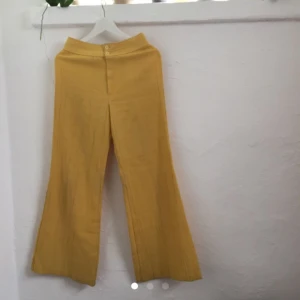  - Säljer dessa underbara byxor som tyvärr var för långa för mig (är 160cm) synd att sy upp ett par byxor som är så fina -därmed dax för ny ägare. Det är bara att fråga om ni undrar något.   Pssst. Material -linne👌🏻