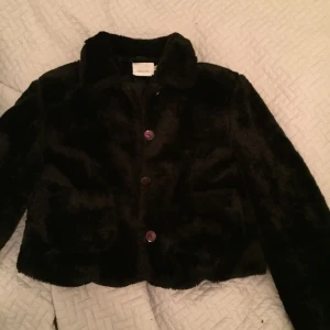  - Fuskpäls köpt på humana, använd 4 gånger. Varm och mysig!