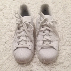  - Snygga adidas superstar ✨ Strl 38 2/3. Mycket bra skick och rengjorda. Kan mötas upp i Sthlm eller skicka (då tillkommer frakt).