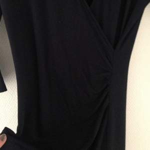 Jerseyklänning från GANT i stl XS. Sparsamt använd. Marinblå. Väldigt smickrande form!