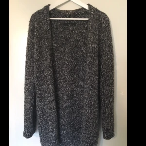  - Kofta i svart och vitt (vilket skapar en grå illusion) från märket Pour. Jättemysig inför hösten. Säljes då jag knappt använt den :)