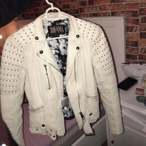  - Säljer nu min Jofama skinnjacka i äkta skinn, färgen är beige/vit. Jättefin! Ca 3 månader gammal, knappt använd. Passar en som normalt har 34a i storlek. Nypris 3999:-