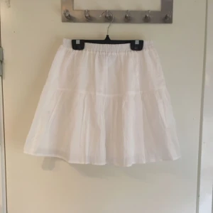  - Söt, Vit kjol från ASOS! Perfekt för sommaren! Aldrig använd! Lappen sitter kvar! Köparen står för frakten! 