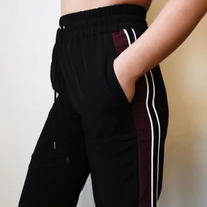  - Trackpants från Monki. Byxorna passar xs-s. Säljes för 150kr, frakt tillkommer. 