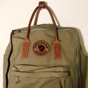  - Kånken no 2 medium storlek med läderdetaljer säljes för 500kr, frakt tillkommer. (Original pris 1299kr) Väskan är använd med i bra skick. Betalning sker via swish.