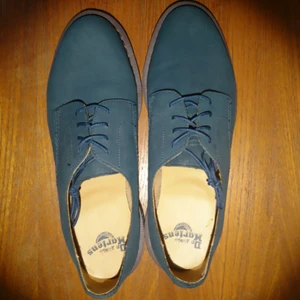  - Helt nya Dr. Martens Octavius i snyggt marinblå nubuckläder.  Säljes pga fel storlek. Aldrig använda.  Köparen betalar frakten