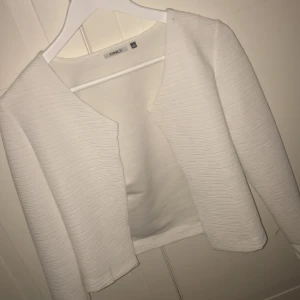  - Vit kofta / jacka 