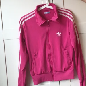  - Adidas sweater nästan helt ny 