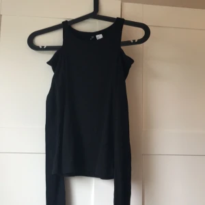  - Passar också small. Off the shoulders. 