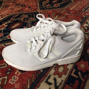  - Snygga vita adidas sneakers 