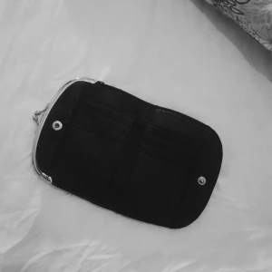  - Oanvänd plånbok. Köparen står för frakten. Kan mötas upp i Gävle, Stockholm eller Sundsvall. 