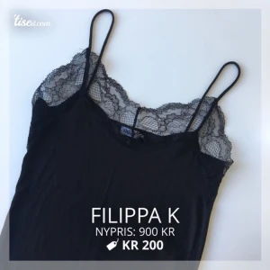  - Svart Spetslinne/lace top från Filippa K i str XS. Säljs pga att jag aldrig använder det. Linnet är därför i väldigt fint skick.  Färg: Svart  Material: 70% silke, 30% ull.  Nypris: 900 kr