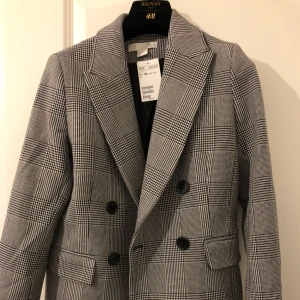  - Slutsåld hundtandsmönstrad kavaj från H&M, oanvänd med lappen kvar.