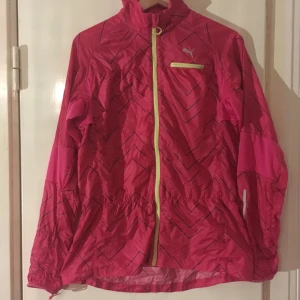 - Rosa, mönstrad träningsjacka från Puma, i tunt tyg, 100% polyamid. Liten ficka på bröstet.  Bra skick.  Har Swish, köparen står för frakt.