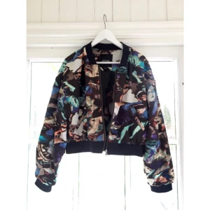  - Oversize mönstrad bomberjacka från Monki, ganska kort i modellen. Funkar till stl S också. Betalning via swish, frakt tillkommer. 