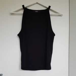  - Svart ribbad halterneck crop top från bikbok, i gott skick! frakt tillkommer 
