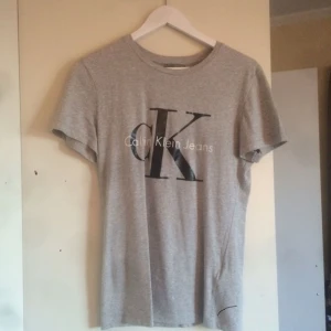  - Calvin Klein t-shirt. Aldrig använd, har t.o.m prislapp kvar så den är i nyskick! Köptes för 499kr! 