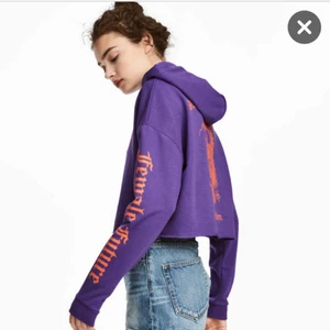 - Trendig croppad hoddie i storlek XS. Den är lila med orangea detaljer. 