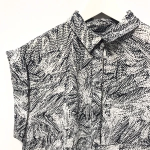  - Mönstrad skjorta från Monki i storlek XS (passar även S) säljes för 50kr, frakt tillkommer. (Kan även mötas upp i Malmö) Betalning sker via swish. 