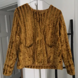  - The extremely popular Maya Velvet jacket from Rodebjer. Only been used a few times so it's in perfect condition. New price: 3995:-