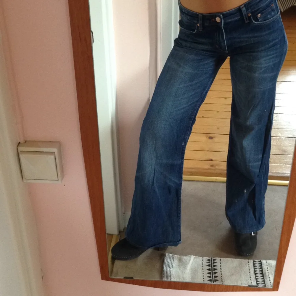 Superskönt blåjeans i lite 70-tals stil. Utsvängda och midjehöga. . Jeans & Byxor.