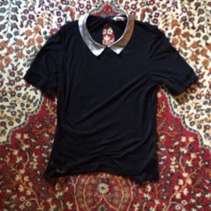  - Söt svart tröja med silvermetallisk krage! Jättegullig och påminner om Jess i New Girl, eller hur?! Frakt tillkommer & bud mottages!