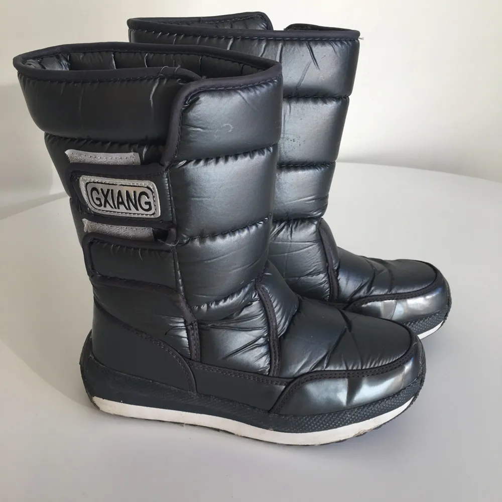 Winter boot, water proof with gray color. Skor.