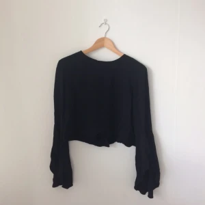  - Superfin svart blus med fladdriga armar! Nypris ca 700kr. Väl använd men kvalitén är bra.